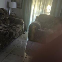 Sofa Y Love Sofa Used En Buena Condicion 