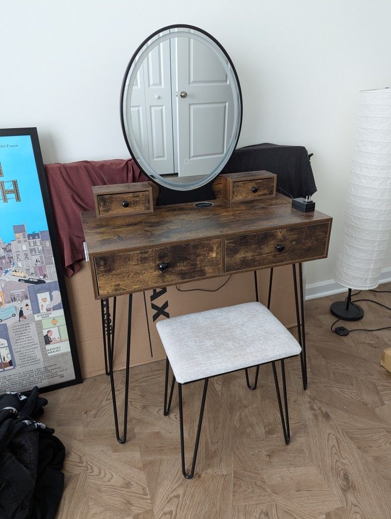 Vanity w/stool & light up mirror