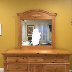 Dresser With Mirror 