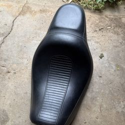 2004-2005 Harley Davidson Dyna Ribbed 2-Up Seat