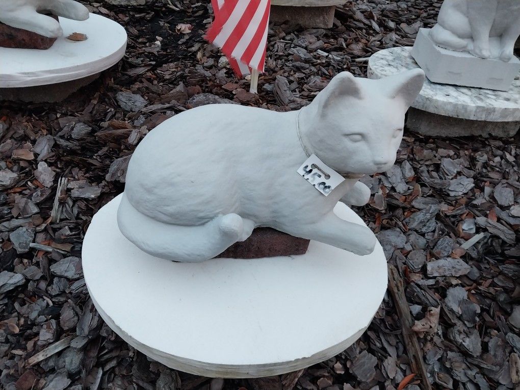 Garden Concrete Cat Statue 12 Inch Wide