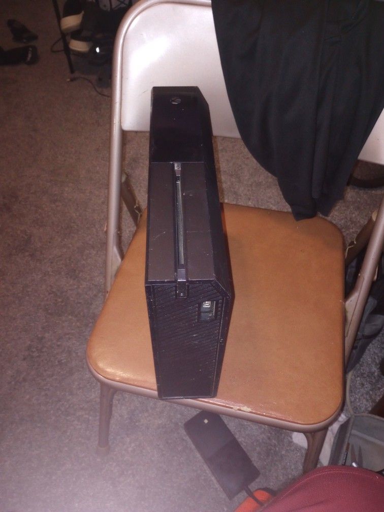 XBOX ONE CONSOLE WITH CONTROLLERS