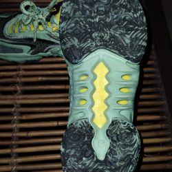 NIKE Cosmic Unity (Boys size 4)