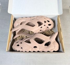ESENES Worldwide ‘Cubone’ foam runners Size 8M