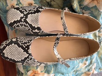 Gap Mary Jane ballet flat snake skin cream and black size 9