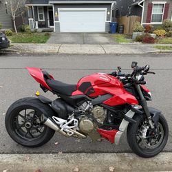 2022 Ducati Streetfighter V4 *low miles