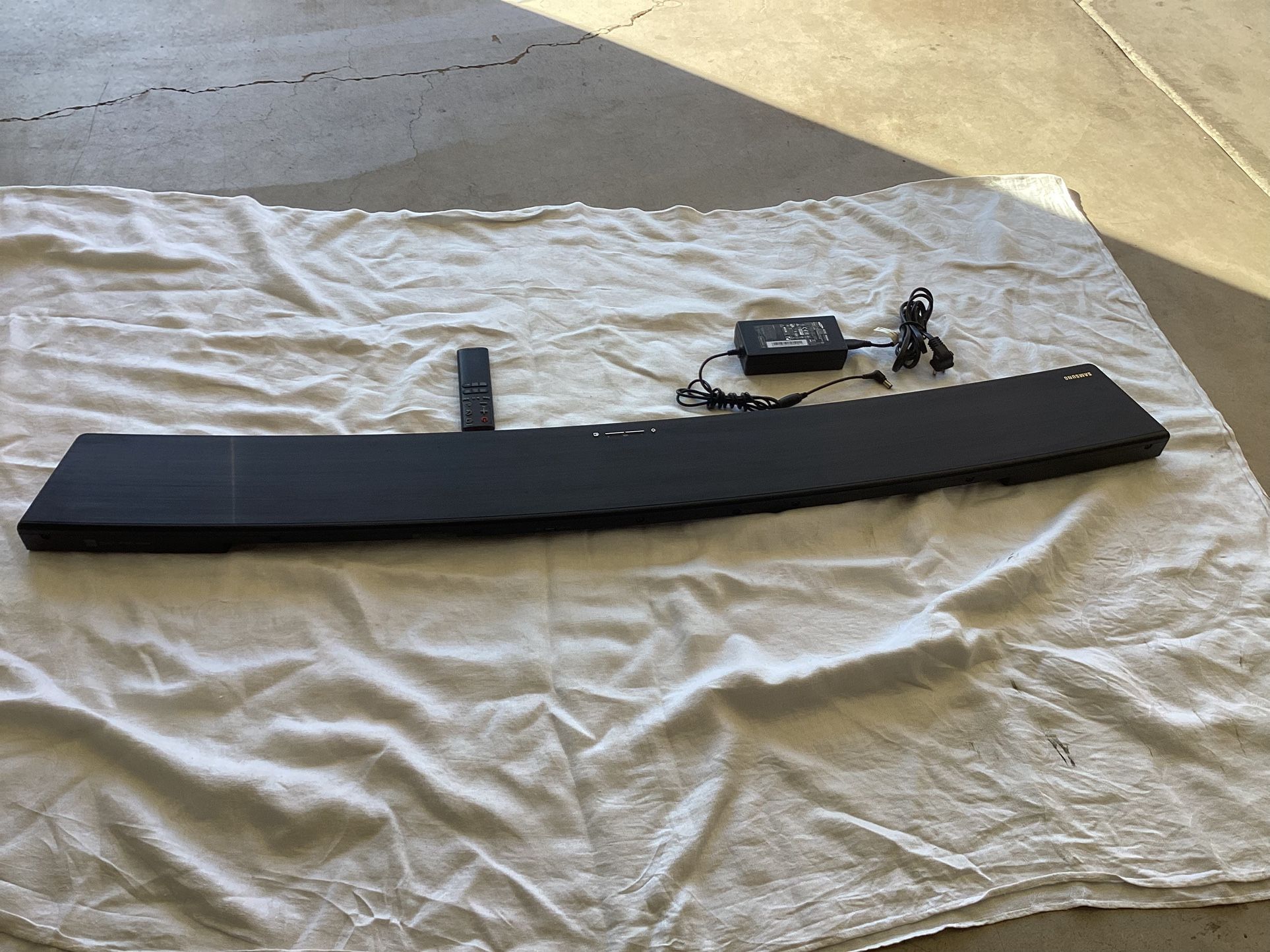 Samsung 48” Curved Soundbar Model HW-H7500 Wireless