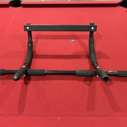 Over the Door Pull Up Bar in Good Condition Smoke and pet free household