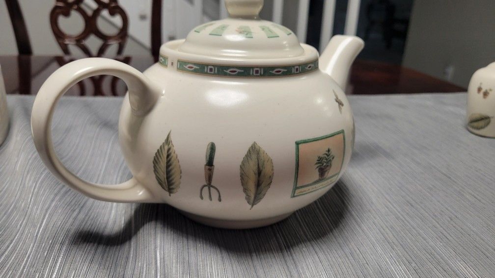 Pfaltzgraff Naturewood Coffee Pot
