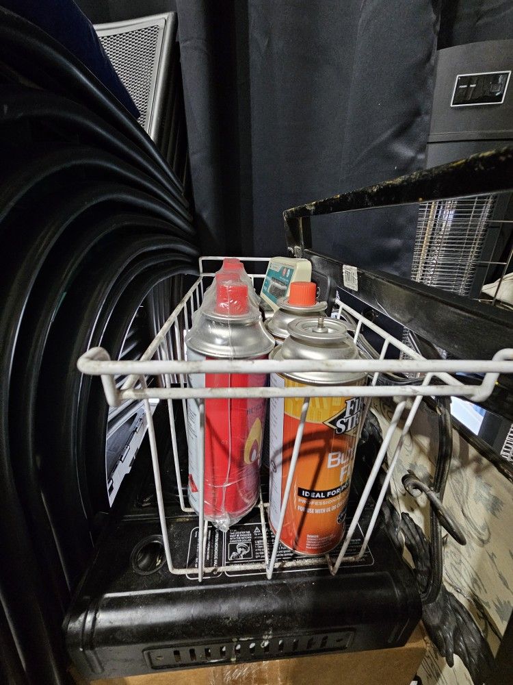 Single Bunsun Burner And Gas As Well As 2 Food Scales