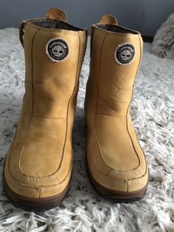 timberland women's boot's size 6 brand new never wear it