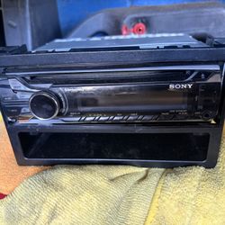 Sony car stereo with wire harness with detatchable face