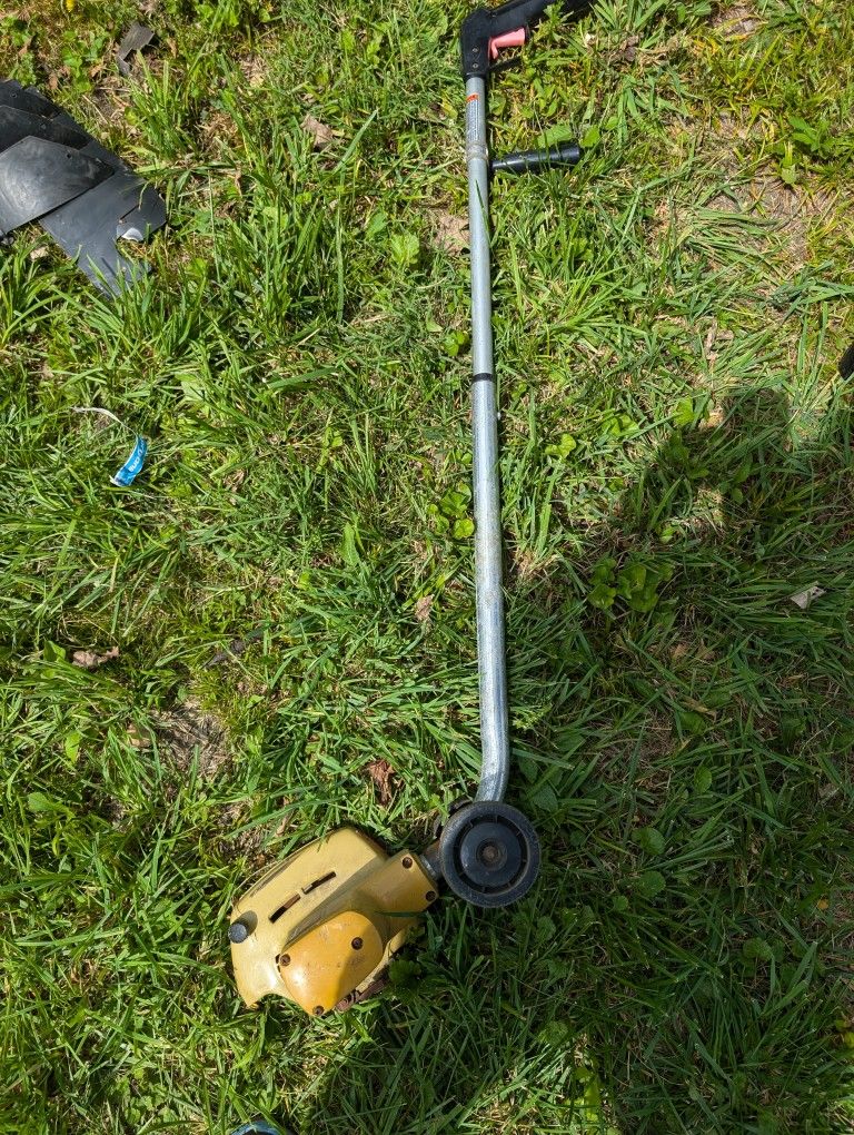 Electric Black & Decker Yard Grass Edger 8215 Type 1 rpm 13,000, 4.3 Amp