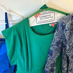 ** LIKE NEW !  SILKY GREEN DRESS !*