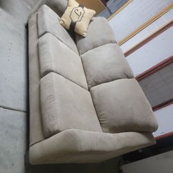 Couch And Love Seat  Maching Set .  In Excellent Condition 