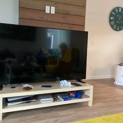 Insignia NS-70DF710NA21 70’ TV