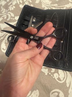 Hight quality profesional shears , perfect for hairstylist , barbers and salon professionals.