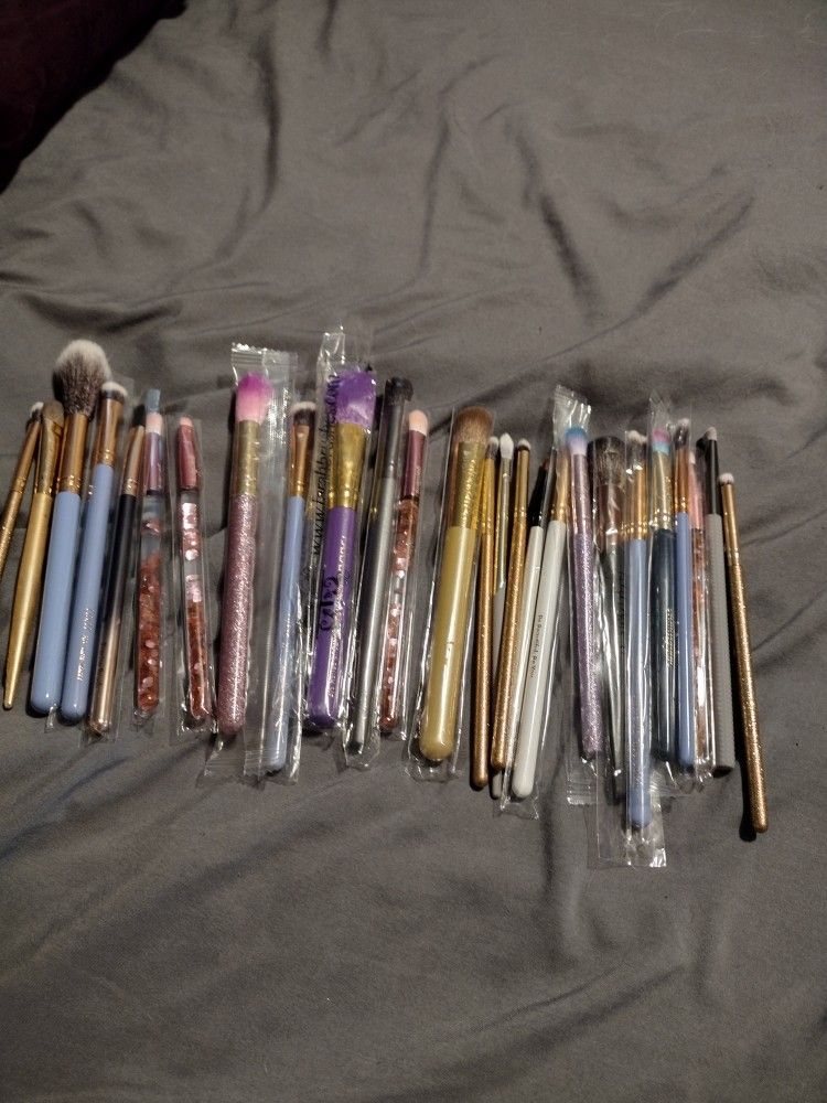 LOT OF 25 HIGH-END MAKEUP BRUSHES (READ DESCRIPTION)