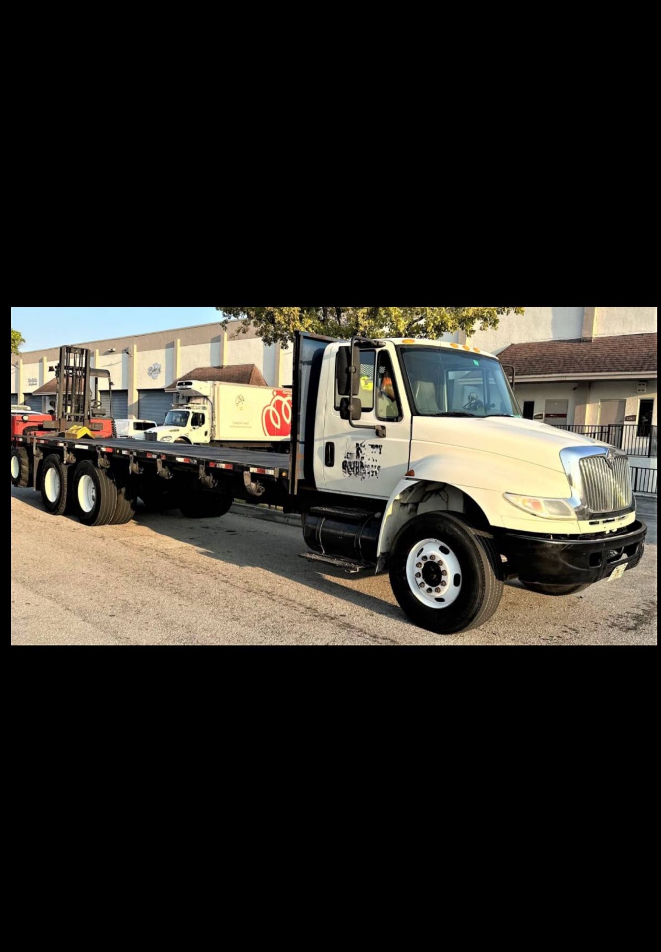TRUCK FLATBED INTL 4400    26 FEET WITH PIGGYBACK TRACTOR