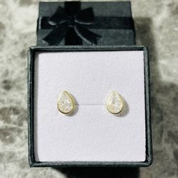 ✨ Beautiful 10k Gold Pear Studs 🍐💝✨