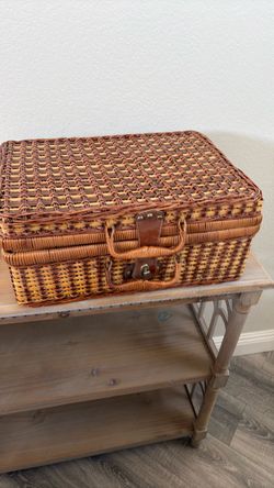 Wicker Picnic Basket with Latch and Handle