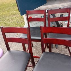 4 barstool chairs and table