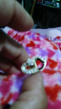 Un anillo con dos corazones jirables