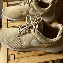 Women’s Nike Roshe Shoe Size 9