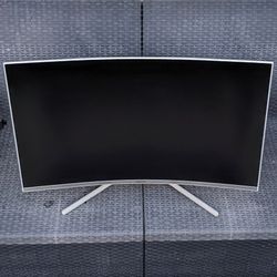 Samsung 32" curved LED screen 4K UHD white computer monitor with HDMI AUX and Display Port