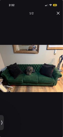 💚 Antique/Vintage Green Velvet Tufted Sofa —