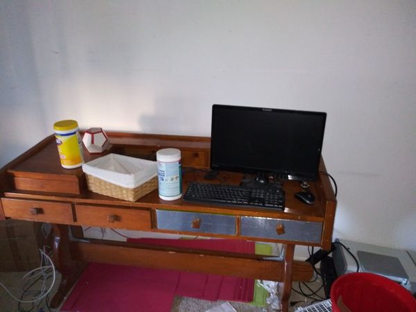 Large wooden desk for Sale in Lexington, KY - OfferUp