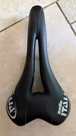 Selle Italia Turbomatic Leather Gel Flow Road Bike Saddle Feature Center Cutout, Manganese Rail, Made In Italy, Good Shape Length: 11' (275mm) Width: 