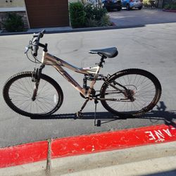Mongoose Ledge 2.1 Mountain Bike 26 inch wheels 21 speeds