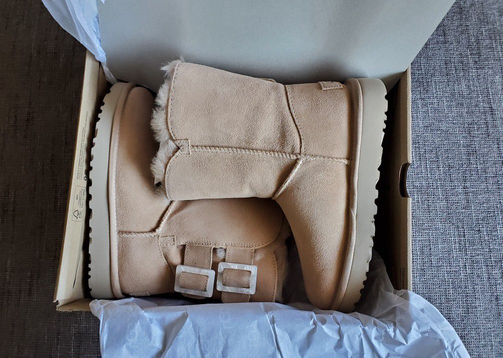 UGG Boots sizes 5,6 and 8. Please click on 🌟🌟🌟🌟🌟 for more offers. Thank you