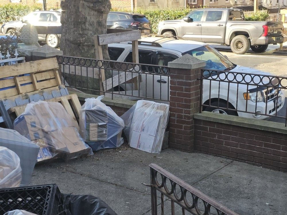 FREE SMALL AND MEDIUM BOXES