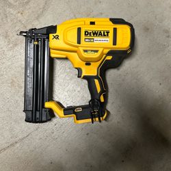 20V MAX XR Lithium-Ion Electric Cordless 18-Gauge Brad Nailer (Tool Only