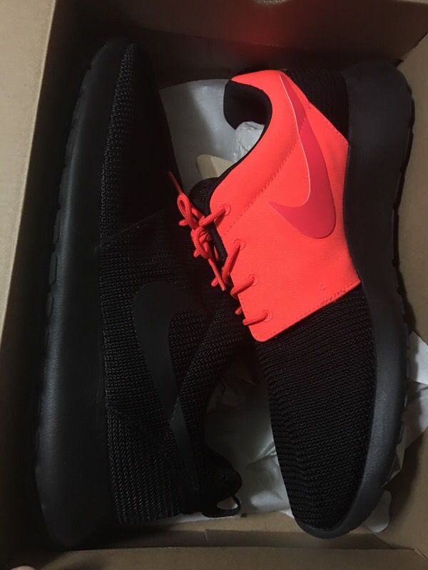 Nike roshe run black crimson 11
