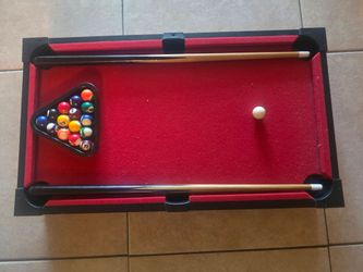 Mini pool table