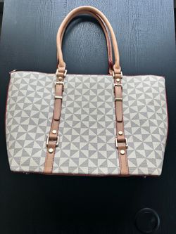 Purse Handbag Travel Bag Modern Style Like New Excellent Condition‼️Shoulder Strap Included‼️$15‼️
