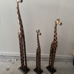 Wooden Safari Giraffes Decor