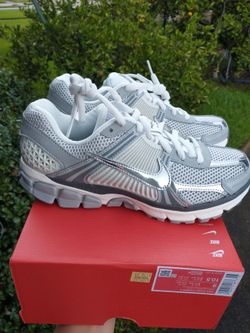 New Nike Zoom Vomero 5 men size 9