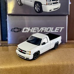 Para64 1:64 2006 Chevrolet Silverado Single Cab Pickup Truck Summit White Diecast Toy