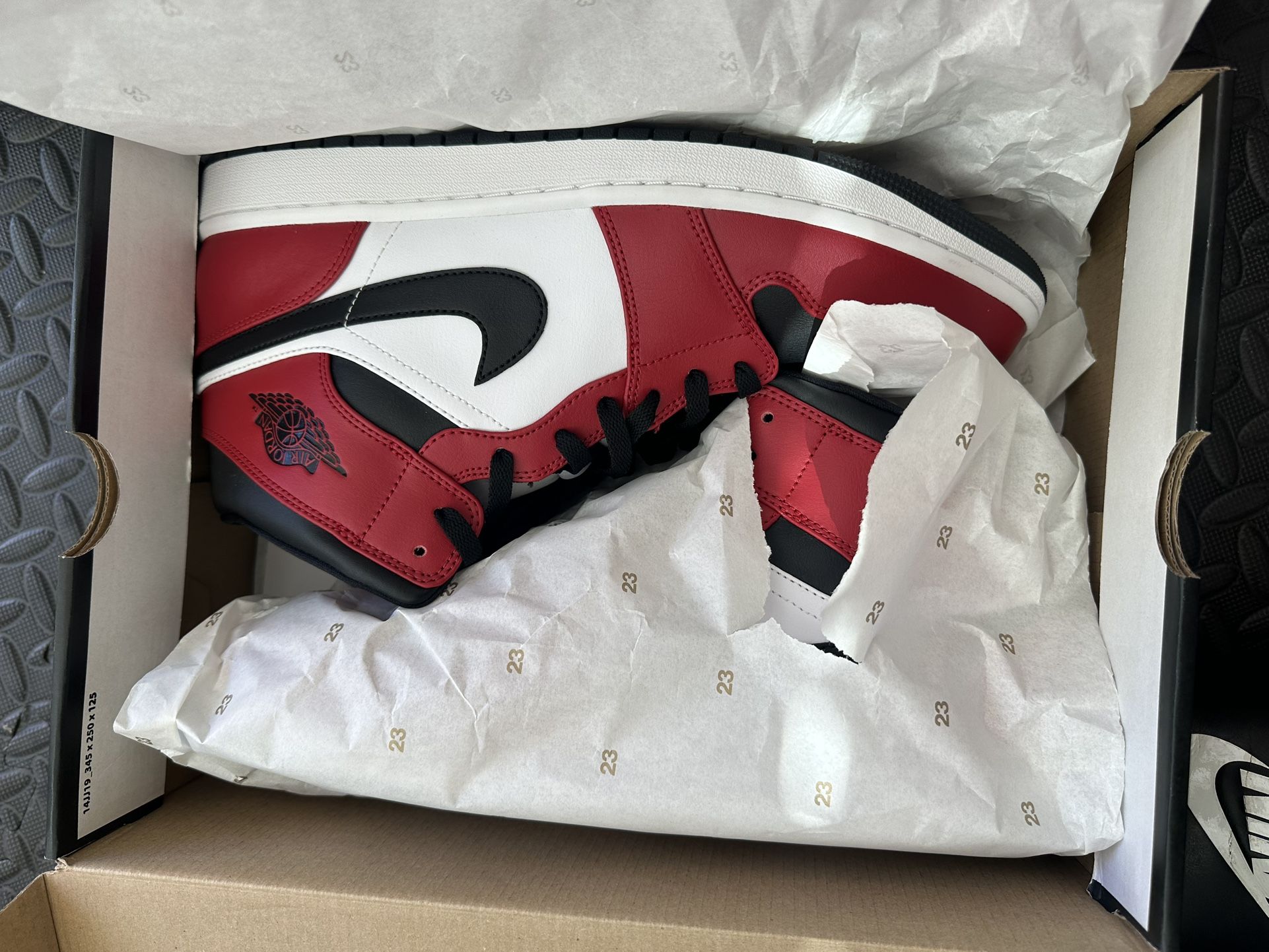 Air Jordan 1 Mid Chicago Black Toe