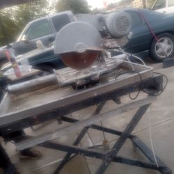Wet Saw Tile Cutting (Used Kind Of Vintage But Operable 125.00$