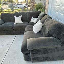 Beautiful Like New Gray Suede Sectional (FREE DELIVERY 🚚)