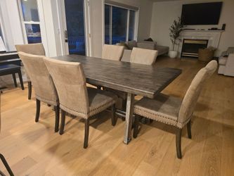 Asheley dinner table and chairs