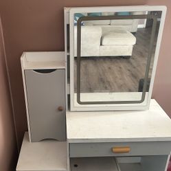 White Wood Makeup Vanity Set