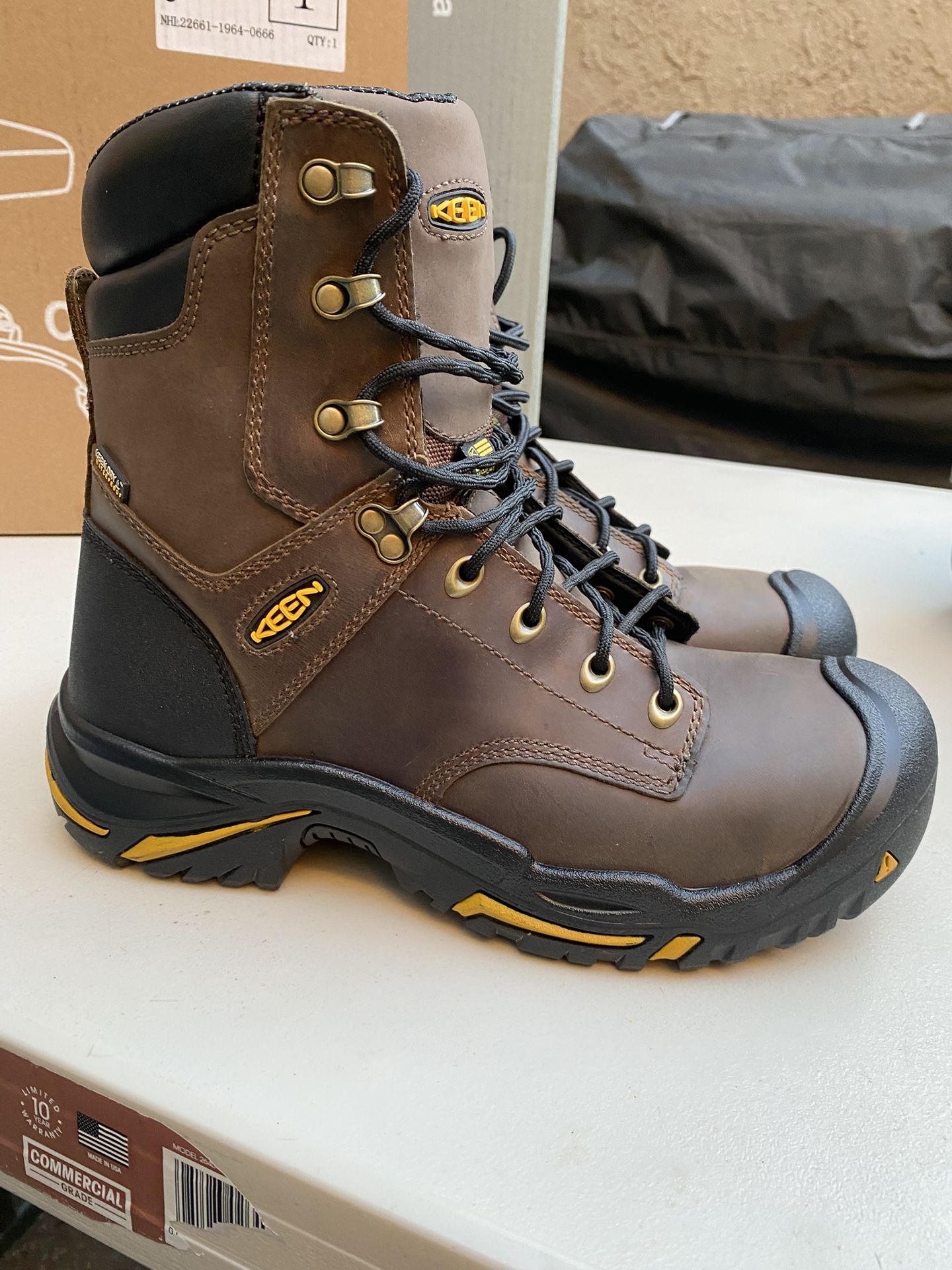 KEEN Utility Independence Waterproof Carbon Toe Work Boots ( size 9D men’s)