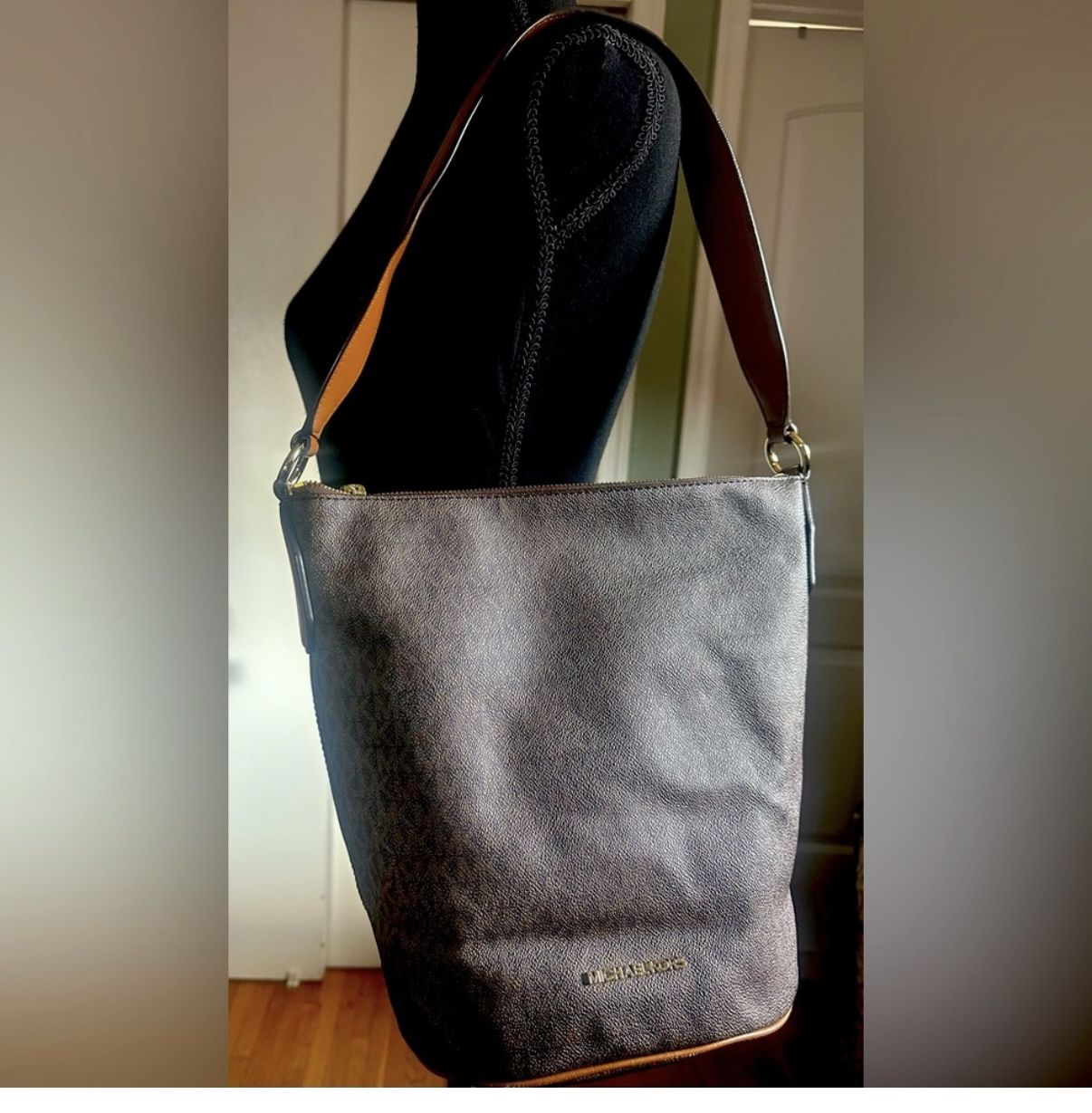 “Michael Kors Signature Hobo Shoulder Bag – Excellent Condition” 