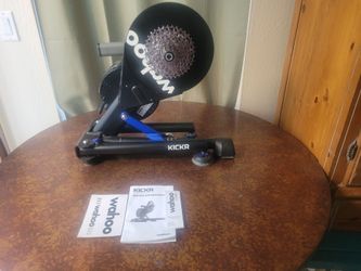 Wahoo kickr smart bike trainer in Brand New Condition Top Of The Line Model